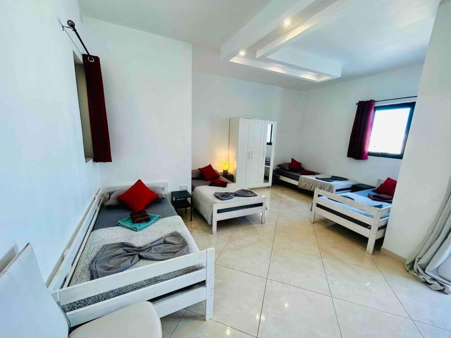 Duplex Whiskey Home 200M Away From The Sea And The Square St. Paul's Bay Buitenkant foto