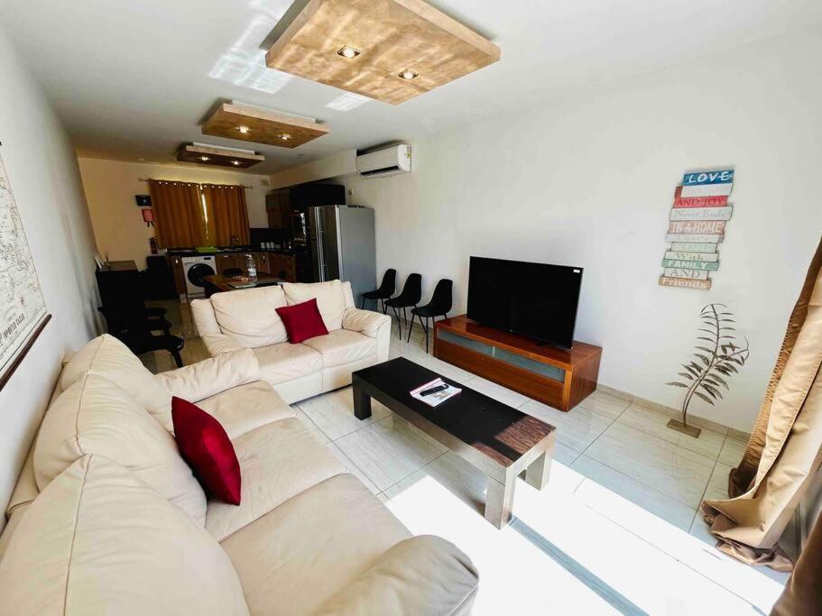Duplex Whiskey Home 200M Away From The Sea And The Square St. Paul's Bay Buitenkant foto
